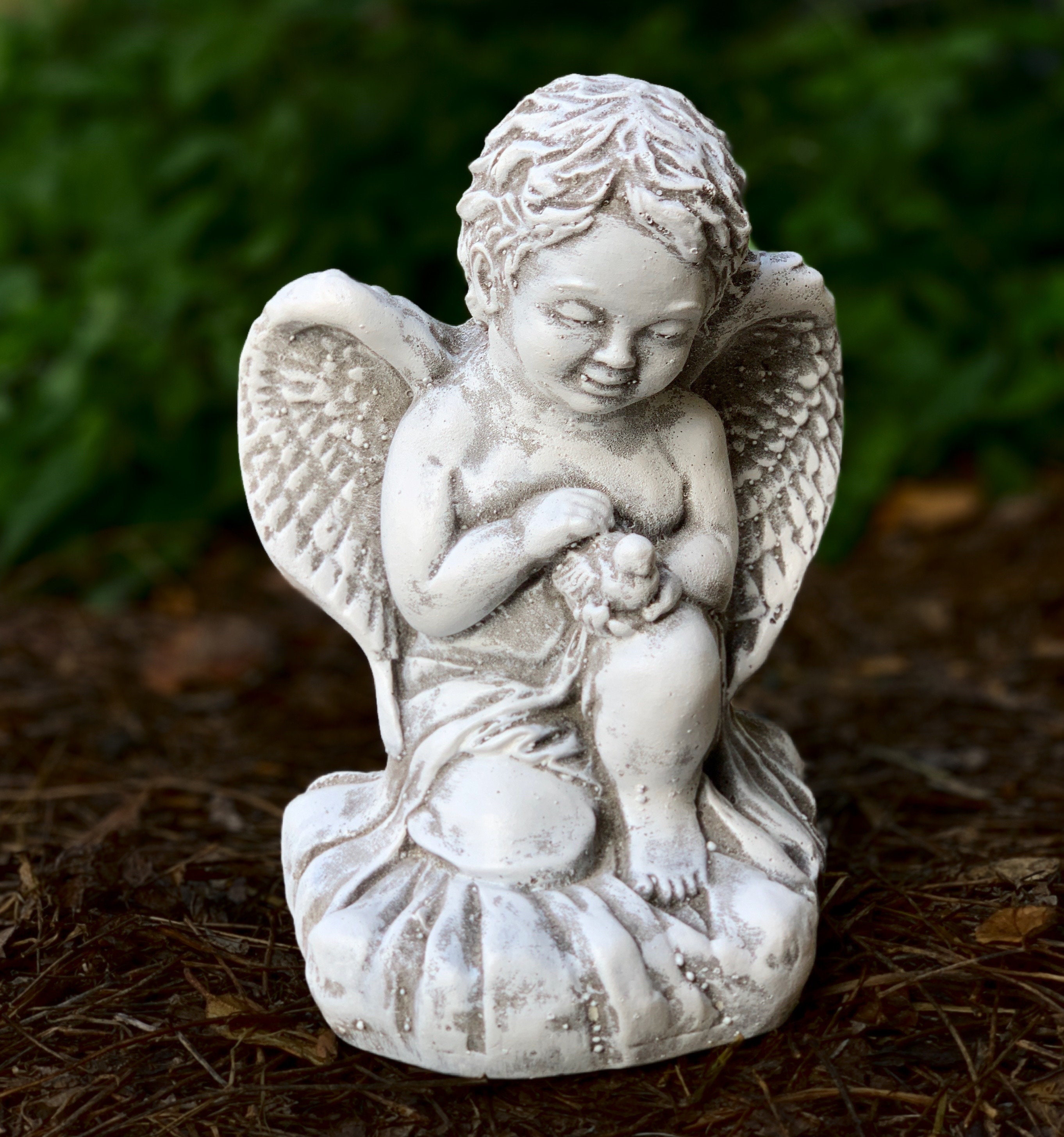 Petit angelot - Statue décorative en sculpture de pierre par AE Bidal.