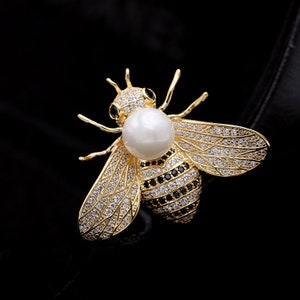 Little Pearl Bee Brooch | 18K Gold Plated Dainty Cute Brooch Pin | Unisex Delicate Classic Brooch | Scarf Buckle | Men's Accessory | Gift