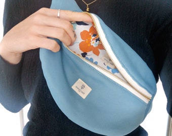 Sac banane upcyclé (Fanny pack) en rideau bleu clair intérieur fleuri