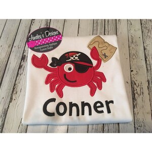 Piratenkrabbe mit Augenklappe und Hut mit Landkarte Shirt oder Body! Toll für Geburtstage und sommerliche Strandausflüge! Personalisiert!