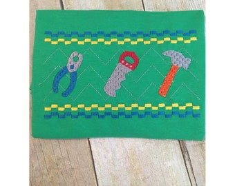 Camisa ou body com ferramentas estilo bata falsa! Alicate, serra e martelo! Pode ser personalizado!