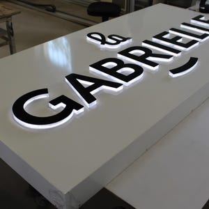 Letras de canal retroiluminadas modernas, señalización iluminada con logotipo metálico personalizado para tiendas, oficinas, recepciones y vestíbulos, tanto en interiores como en exteriores.