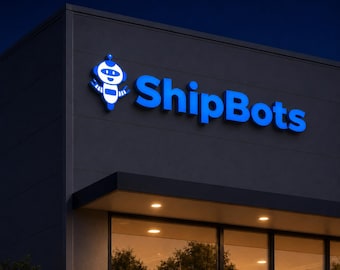 Pode incluir: Vista exterior de um edifício ao anoitecer. O edifício apresenta uma placa com a inscrição "ShipBots" em letras azuis brilhantes. Um robô de desenho animado está à esquerda do texto. O edifício tem grandes janelas e uma fachada cinza escura.