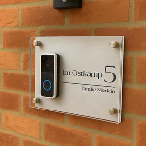 "Moderne ""Hausnummer"" aus Acryl: Gebürstete Metall-Rückplatte, Floating Design."