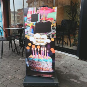 Letrero publicitario giratorio de aluminio, expositor personalizado de tres lados para tiendas, tablero promocional para exteriores, para escaparates, letreros de cafetería personalizados y comerciales.