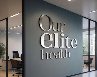 Pode incluir: Uma parede cinza com as palavras "Our Elite health" em letras grandes prateadas em 3D. A parede faz parte de um espaço de escritório com paredes de vidro, revelando uma mesa de conferência e cadeiras.