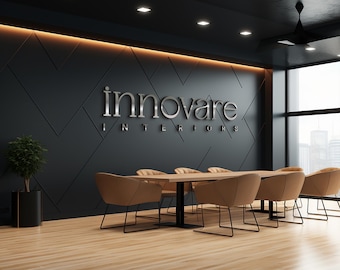 Pode incluir: Interior de escritório moderno com uma mesa de conferência e cadeiras bege. A parede exibe o texto "Innovare Interiors" em letras prateadas. Uma pequena planta em vaso e janelas grandes também são visíveis.
