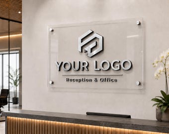Pode incluir: Uma placa de acrílico transparente com letras prateadas e um logotipo é montada em uma parede bege clara. A placa diz "YOUR LOGO" acima de "Reception & Office". Uma recepção com frente de madeira e bancada escura está em primeiro plano.