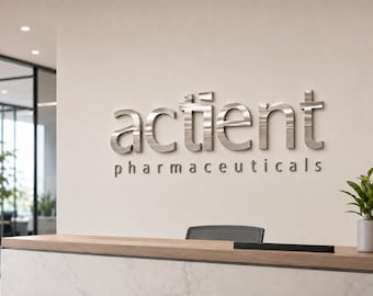 Pode incluir: O interior de uma moderna área de recepção de escritório. O nome da empresa "actient pharmaceuticals" está em letras metálicas prateadas na parede. Uma mesa de recepção de madeira com base de mármore está em primeiro plano, com uma pequena planta em vaso à direita.