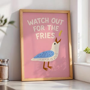Arte mural imprimible de gaviota divertida, póster playero con papas fritas, decoración de baño costera, descarga digital moderna inspirada en el océano.