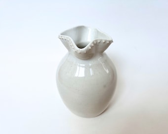 Vase à volants en céramique fait main avec pointes, blanc