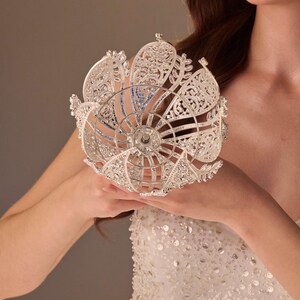 Luxury Gold  Quinceañera and  Wedding Bouquet Holder main image 1