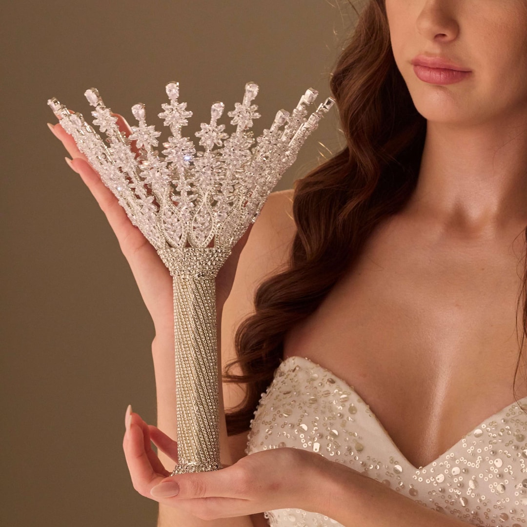 Luxury Gold  Quinceañera and  Wedding Bouquet Holder