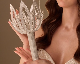 Quinceañera de luxe en argent - Support pour bouquet de mariage - Fabriqué à la main avec des fleurs en strass et des pierres de cristal