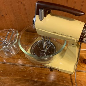 Vintage Sunbeam 12 Speed Mixmaster Stand Mixer With Glass Bowls