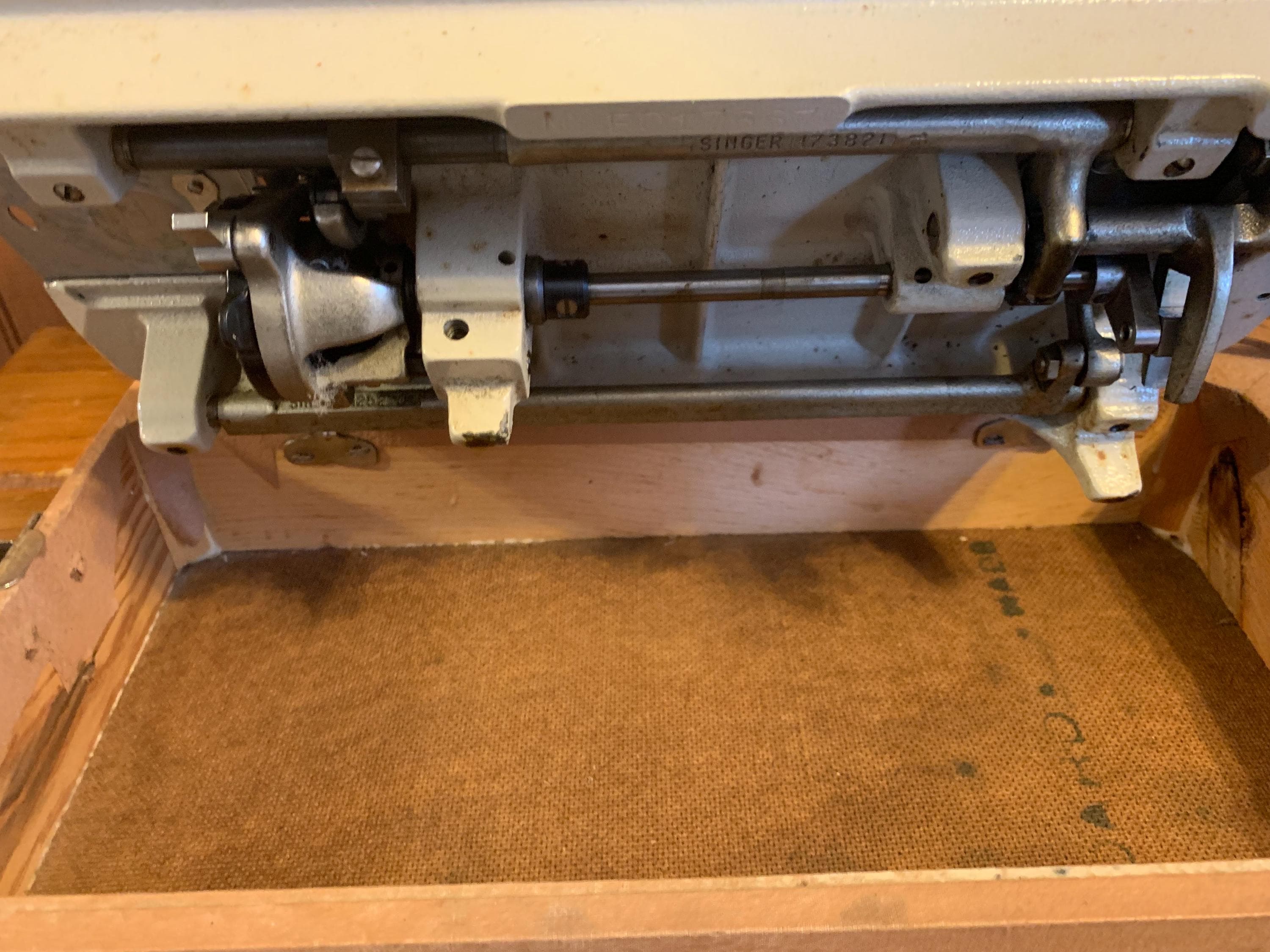 Vintage Singer Fashion Mate 237 Sewing Machine: Heavy Duty, Zigzag