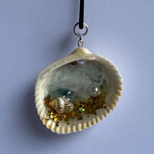 Natural Seashell Necklace, Resin Ocean Scene, Shell Pendant, Beach Wedding, Ocean Jewelry
