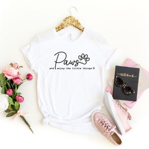 Camiseta "Patas y disfruta de las pequeñas cosas", camiseta con frase sobre perros, camiseta positiva, camiseta para mamá de perro, camiseta con pata de perro, camiseta para amantes de los perros, camiseta para dueños de perros