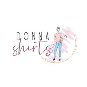 Może przedstawiać: Logo marki odzieżowej o nazwie "DONNA shirts" przedstawiające kobietę w różowej koszuli i niebieskich dżinsach stojącą w różowym i złotym kole.