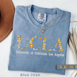 Camiseta de graduación con bordado floral Comfort Colors®, camiseta universitaria vintage con bordado floral, camiseta universitaria personalizada con letra griega