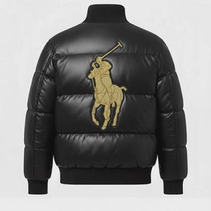 Puede incluir: Chaqueta acolchada negra con un logotipo dorado bordado de un jugador de polo a caballo. La chaqueta tiene cuello alto y puños y dobladillo de canalé. Un estilo clásico, adecuado para el clima frío.