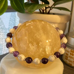 Bracciale in ametista e howlite fatto a mano: gioielli curativi con pietre preziose autentiche