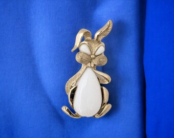 Vintage Crown Trifari Milk Glass Rabbit Brooch