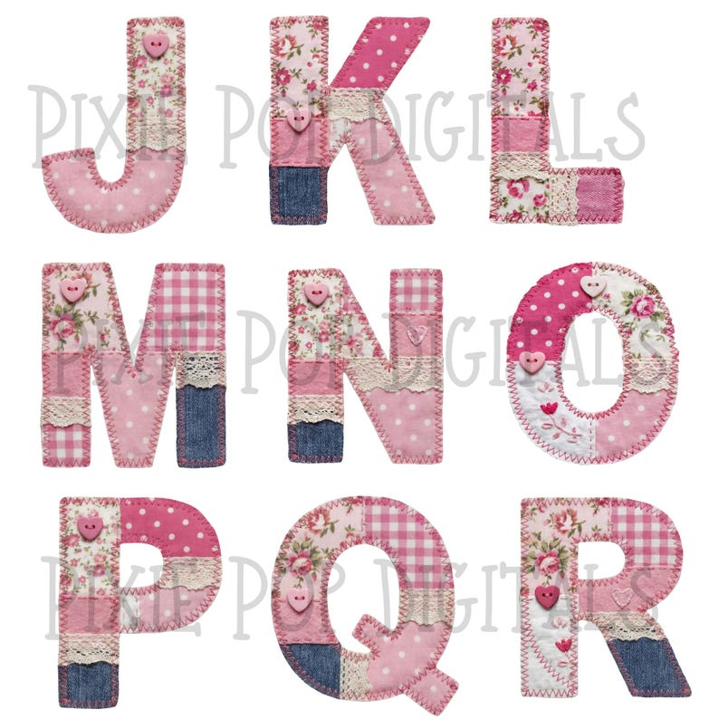Puede incluir: Un conjunto de letras de tela rosa de la J a la R. Cada letra presenta dise&ntilde;os &uacute;nicos con estampados florales, lunares y cuadros, acentuados con encaje, mezclilla y botones en forma de coraz&oacute;n. Las letras est&aacute;n cosidas juntas.