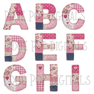 Puede incluir: Un conjunto de letras de tela de patchwork de la A a la I, en tonos rosa, blanco y azul vaquero. Cada letra est&aacute; adornada con estampados florales, lunares, encaje y botones en forma de coraz&oacute;n. Las letras tienen un aspecto cosido y acolchado.
