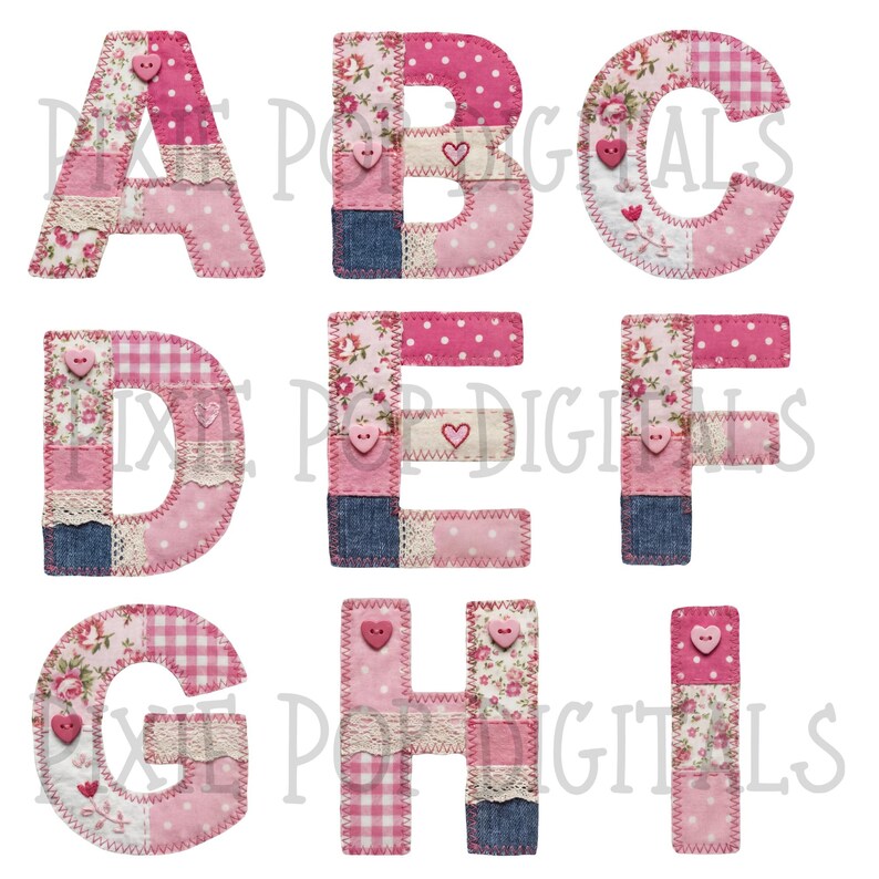 Puede incluir: Un conjunto de letras de tela de patchwork de la A a la I, en tonos rosa, blanco y azul vaquero. Cada letra est&aacute; adornada con estampados florales, lunares, encaje y botones en forma de coraz&oacute;n. Las letras tienen un aspecto cosido y acolchado.