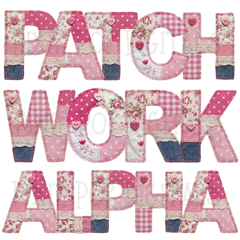 Puede incluir: Las palabras "PATCHWORK ALPHA" se muestran en un estilo patchwork. Cada letra est&aacute; compuesta por varias telas rosas, incluyendo estampados florales, lunares y cuadros. Botones en forma de coraz&oacute;n y detalles de encaje a&ntilde;aden detalles.