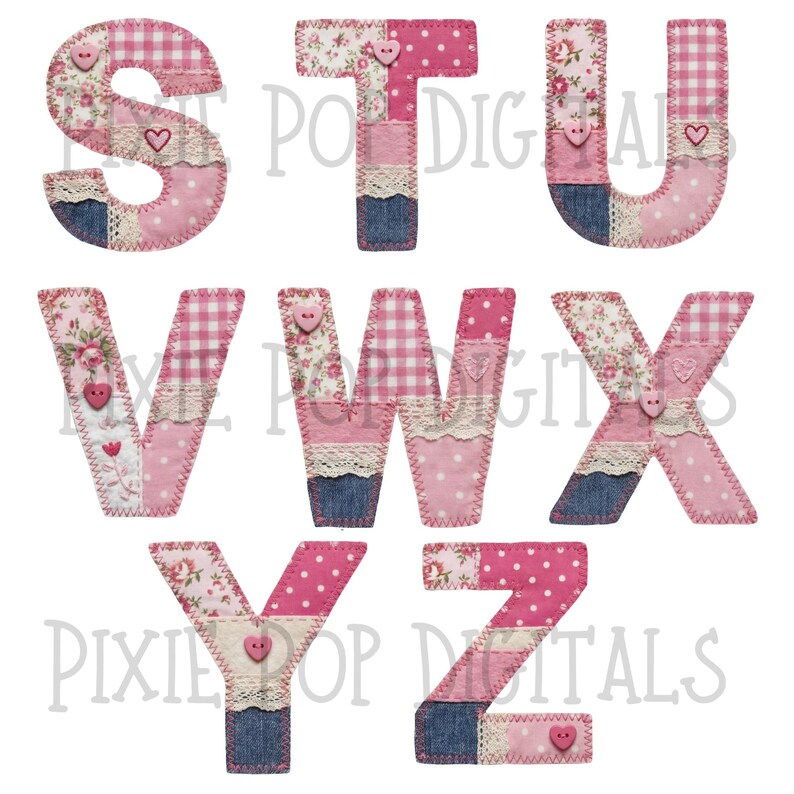Puede incluir: Un conjunto de letras de tela de la S a la Z. Cada letra es un patchwork de telas rosas con estampados florales, cuadros y lunares, con detalles de mezclilla y botones en forma de coraz&oacute;n. El dise&ntilde;o evoca un estilo artesanal y vintage.