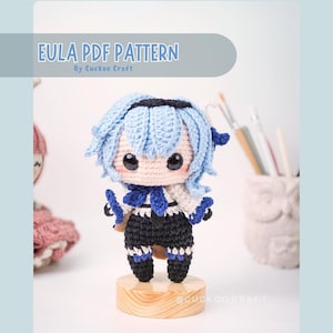 Peut inclure: Patron d'amigurumi au crochet pour un personnage aux cheveux bleus avec une tenue noire et blanche. Le patron est disponible en téléchargement PDF. Le patron est de Cuckoo Craft.