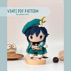 Peut inclure: Un modèle de crochet pour un personnage d'anime vert et bleu avec une fleur blanche sur son chapeau. Le modèle s'appelle "Venti PDF Pattern" par Cuckoo Craft.