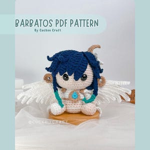 Puede incluir: Patrón de crochet para un personaje de pelo azul y alas con un atuendo turquesa y dorado. El patrón se titula "Barbatos PDF Pattern" de Cuckoo Craft.