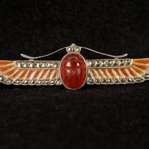 Spilla in argento Pilque a jour e marcasite con scarabeo in stile revival egiziano