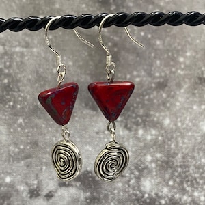 Rot und Silber Geometrische Ohrringe - Glas und Silber Perlen - Spiral und Dreieck Hängeohrringe