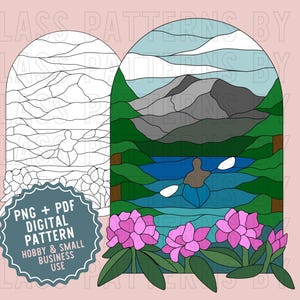 Puede incluir: Un patrón de vitral digital que representa una escena de lago de montaña con una persona en un bote, rodeada de árboles verdes y flores rosas. El patrón está en líneas blancas y negras, listo para ser coloreado.