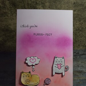 Carte de voeux pour un être cher avec des chats. Carte pour les amoureux des chats. Blanc à l'intérieur.