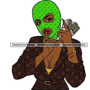 Puede incluir: Una mujer con una máscara de esquí verde y marrón con un patrón y una chaqueta marrón con un patrón similar. Ella está sosteniendo un fajo de dinero en su mano derecha y su mano izquierda está cubriendo su boca.