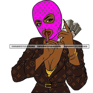 Puede incluir: Una mujer con una máscara de esquí rosa con una chaqueta de estampado negro y marrón y sosteniendo un fajo de billetes. La mujer se está poniendo el dedo en los labios como para decirle a alguien que se calle.