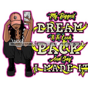 Puede incluir: Una ilustración de dibujos animados de una mujer con cabello negro largo que lleva una gorra de béisbol rosa, un top blanco sin mangas y pantalones negros. Ella sostiene un teléfono inteligente en su mano derecha y mira a la cámara. El texto "My Biggest Dream Is To Look Back And Say I Made It" está escrito en letras amarillas y rosadas con un diseño de cinta amarilla.