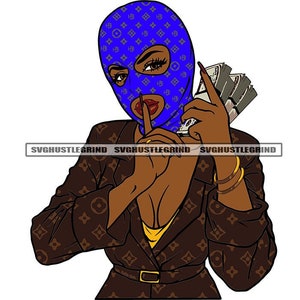 Puede incluir: Una mujer con una máscara de esquí azul y marrón con estampado y una chaqueta marrón con estampado marrón y dorado. Lleva un fajo de billetes en la mano derecha y tiene la mano izquierda sobre la boca.