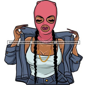 Puede incluir: Una mujer con una máscara de esquí rosa, una chaqueta vaquera azul, un top blanco sin mangas y unos vaqueros azules. Tiene trenzas negras largas y un collar de cadena dorada.