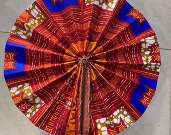 Abanicos plegables con estampado africano al por mayor: hechos a mano en cuero y tela de Ghana, lote de 300 unidades, colores variados.
