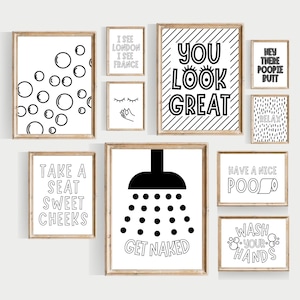 Könnte beinhalten: Ein Set aus 10 schwarzen und weißen Badezimmerdrucken mit humorvollen Sprüchen. Die Drucke zeigen Sätze wie "You Look Great", "Take a Seat Sweet Cheeks", "Get Naked", "Have a Nice Poo" und "Wash Your Hands".