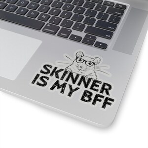 Könnte beinhalten: Ein schwarz-weißer Aufkleber mit einer Comic-Maus, die eine Brille trägt, und dem Text "SKINNER IS MY BFF".