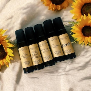 Pode incluir: Seis pequenos frascos de vidro com etiquetas pretas e letras douradas. Os r&oacute;tulos dizem "Wild Heart", "Gold Dust Woman", "Rooms On Fire", "Gypsy", e "Stevie". Cada frasco cont&eacute;m um perfume de 10 ml.