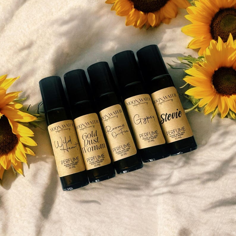 Pode incluir: Seis pequenos frascos de vidro com etiquetas pretas e letras douradas. Os r&oacute;tulos dizem "Wild Heart", "Gold Dust Woman", "Rooms On Fire", "Gypsy", e "Stevie". Cada frasco cont&eacute;m um perfume de 10 ml.