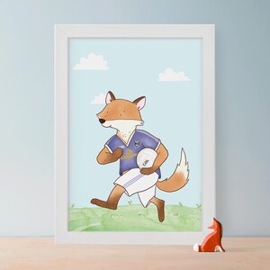 Puede incluir: Un zorro de dibujos animados que lleva una camiseta morada con pantalones cortos blancos y un logotipo blanco y dorado que dice "Kingspan" está corriendo con una pelota blanca que dice "GAA". El zorro está en un campo verde con un cielo azul y nubes blancas en el fondo.